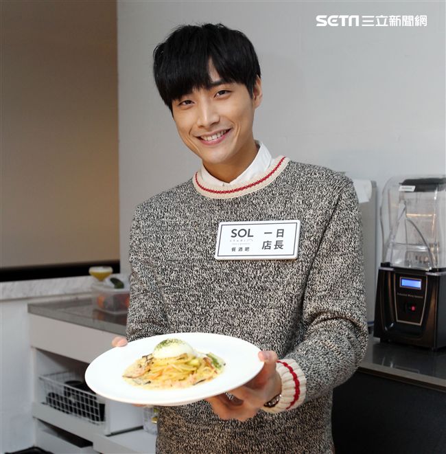 陳彥名手做地中海風味情人節套餐，搶搭暖男接班人。（記者邱榮吉/攝影）