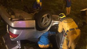 花蓮,地震,強震,搜救人員,消防員,救災,爆料公社,車禍,翻車,感動,感人
（圖／翻攝自爆料公社）