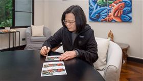 16:9
感謝你們！日專家來台救災　蔡英文親筆簽名卡片致謝
圖／翻攝自總統府發言人臉書
https://www.facebook.com/presidentialoffice.tw/posts/2048303438726715