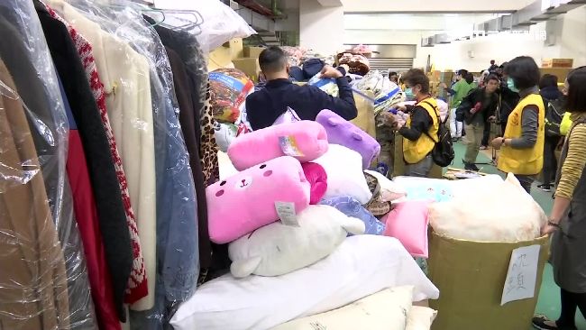 沒誠意！發霉棉被、黃枕頭送災區