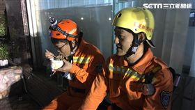 花蓮救難團隊吃便當，談搜救困難處。（圖／記者郭奕均攝）