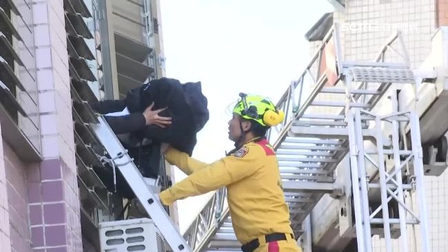 國盛危樓開拆　翁返家園搶救「假牙」