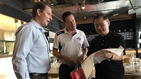 ABL秘書長Ben Foster（左起）、ABL執行長Cam Vale、中職會長吳志揚。（圖／中職提供）