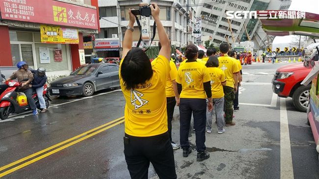 扯！竟在災區指定胖卡送餐、拍宣傳片