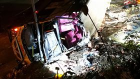 香港雙層巴士翻覆_中央社