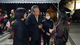 海基會文教處處長劉克鑫(左二)10日與法律處同仁，前往探視在花蓮地震中房屋全倒的大陸配偶彭女士(右)。(海基會提供)