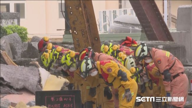 大鋼牙開挖　搜救隊撤出前鞠躬致哀