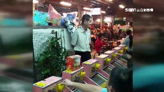 彈珠伯爆紅生意好　卻遭控挑客趕小孩