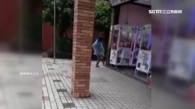 夾不到娃娃就暴怒　婦人狠踹機台出氣