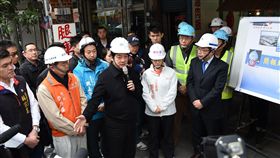 賴清德11日上午視察花蓮地震自來水供應修復情形。（圖／行政院提供）