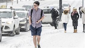 美國威斯康辛州男大生穿短衣短褲走在冰天雪地中（圖／翻攝自推特）
