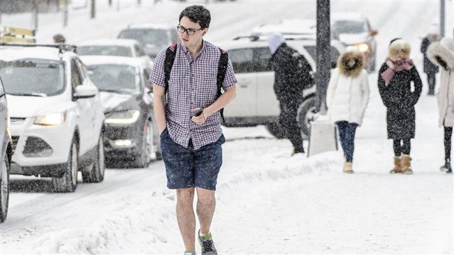 穿短衣短褲走在冰天雪地　男網路爆紅