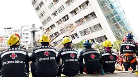 花蓮地震現場出現中華民國紅十字總會志工協助救災的身影。（翻攝紅十字會臉書）