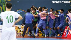 ▲烏茲別克球員奪勝後激動擁抱。（圖／記者蔡宜瑾攝影）