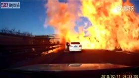 中國大陸京哈高速公路油罐車翻覆爆炸，公路瞬間成火海（圖／翻攝自微博）