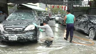 春節近爆洗車潮　馬路停整排日洗百台