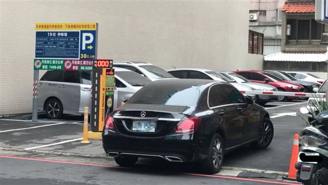 賓士車主這樣停！讓網友拳頭都硬了
