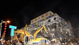 怪手進行拆除作業，統帥飯店突然崩塌（圖／中央社）