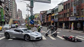 Ferrari 458從外側車道準備迴轉，直行的MV AUGUSTA Brutale 800 Dragster重機車煞車不及撞上，號稱是「千萬與百萬的對決」，所幸葉姓機車騎士噴飛後並無大礙（翻攝自《爆料公社》）