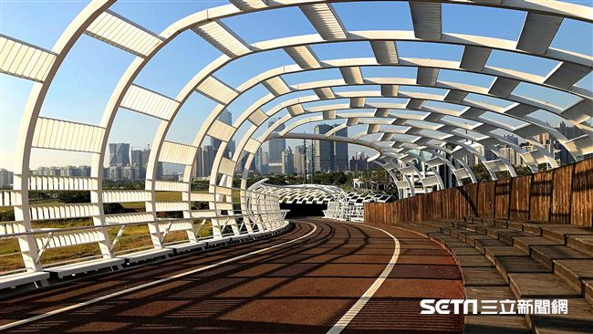 來這當網美　高雄沿線輕軌必玩懶人包