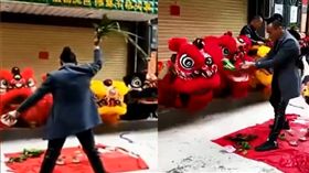 廣東一名男子拿國旗來表演腳踏，涉嫌侮辱國旗，被依法刑事拘留。（圖／翻攝澎湃新聞）
