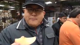 好溫馨！分局長親選「平安」送暖同仁