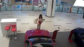 大陸南京有一名王姓女子喝醉後和同事逛街時，突然失控發酒瘋，走到展示汽車愛快羅密歐（Alfa Romeo）前狂踢引擎蓋7至8腳，甚至還脫下靴子猛砸車窗玻璃，把新車踹成二手車。目前業者準備提告，打算向王女索要15萬元人民幣（約新台幣69.9萬元）。（圖／翻攝自荔枝新聞）