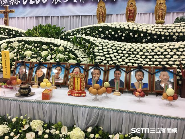 「翅膀」為意象！公祭手持白花追思