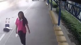 泰國,春武里府,公車,踩空,摔倒,滑手機,司機,上車,下車,乘客（圖／翻攝自Ohmi Gawt YouTube）
