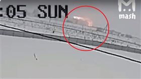 俄羅斯薩拉托夫航空公司有一架「An-148」客機墜毀在莫斯科郊區，機上71人全數罹難。《美國廣播公司》提供一段從據稱是墜機的瞬間影片，可看到畫面上出現一道火光，最後客機墜落在雪地中。（圖／翻攝自YouTube《Kullverstukas》）