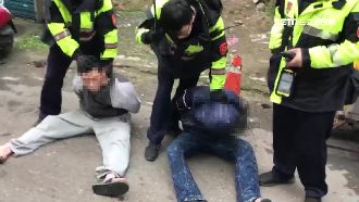 開贓車上路被識破　警破窗壓制通緝犯