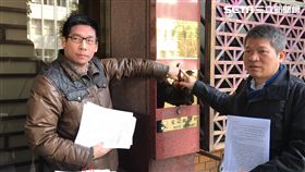 社運人士王奕凱、律師曾勁元，北檢告發樂迪科技、滴滴車行。記者潘千詩攝影