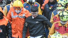 花蓮地震，統帥飯店員工梁書瑋獲救自行走出來／記者林敬旻攝影