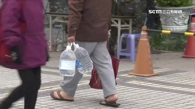 重建路難走…災民無水可用、帳篷漏水