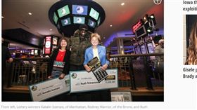 刮刮樂,中獎,美國,皇后區,刮刮卡,幸運女神,橫財,手氣,Ruth Tritremmel／《紐約每日新聞》