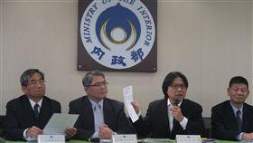 內政部長葉俊榮(右二)召開記者會花蓮災後重建。（圖／記者盧素梅攝）