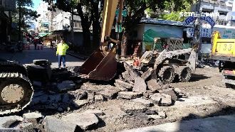 「希望幫到你們」台南工務局花蓮鋪路