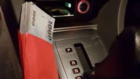 再過幾天就是農曆過年，不少公司都已發年終獎金，但有一名男網友想「暗槓」一些年終，不想全數交給老婆，跪求網友替他想辦法。其他網友看到後，紛紛搞笑說「藏在我的口袋裡最安全！」（圖／翻攝自爆廢公社）