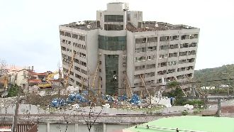 斜度大+保留遺體完整　雲翠難拆