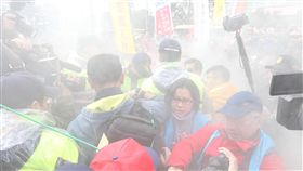勞基法三讀　勞團丟煙霧彈抗議立法院院會10日三讀修正通過勞動基準法部分條文，場外勞團抗議民進黨背棄勞工，丟煙霧彈表達不滿，現場煙霧瀰漫。中央社記者謝佳璋攝　107年1月10日