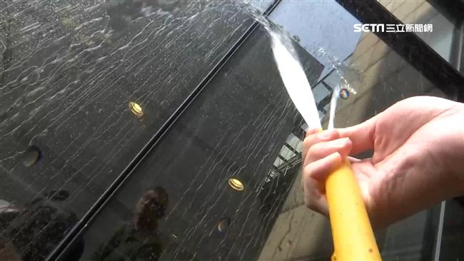 高樓洗窗水往外噴　髒水潑灑人車濕身