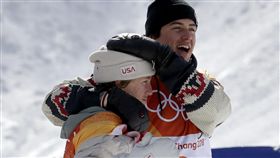 ▲獲得銅牌的Mark Lee McMorris，很開心的擁抱美國奪金牌選手。（圖／美聯社／達志影像）