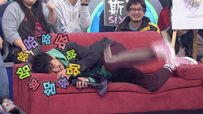 年度表演最爛前三名　黃鴻升笑倒沙發