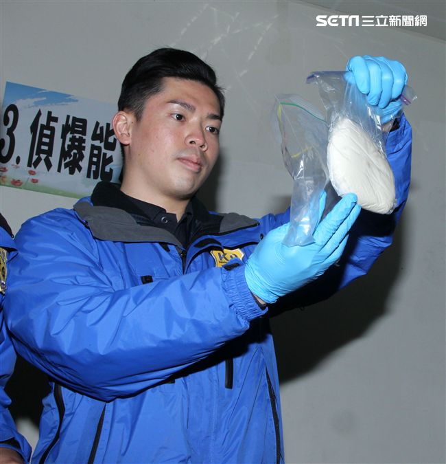 憲兵軍犬分隊進行不同軍犬實施氣味連結、初階搜索、偵爆能力、辦公室搜索、雜物堆搜尋及簡易炸彈爆破等操演。（邱榮吉/攝影）