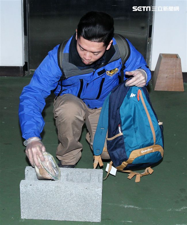 憲兵軍犬分隊進行不同軍犬實施氣味連結、初階搜索、偵爆能力、辦公室搜索、雜物堆搜尋及簡易炸彈爆破等操演。（記者邱榮吉/攝影）