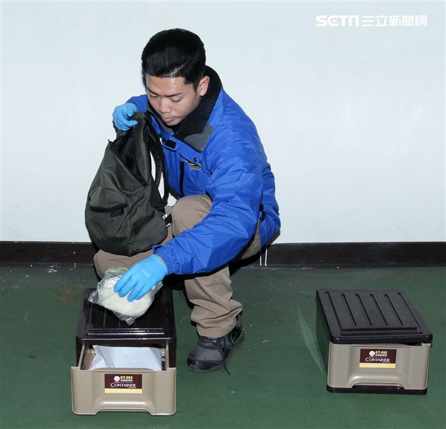 憲兵軍犬分隊進行不同軍犬實施氣味連結、初階搜索、偵爆能力、辦公室搜索、雜物堆搜尋及簡易炸彈爆破等操演。（記者邱榮吉/攝影）