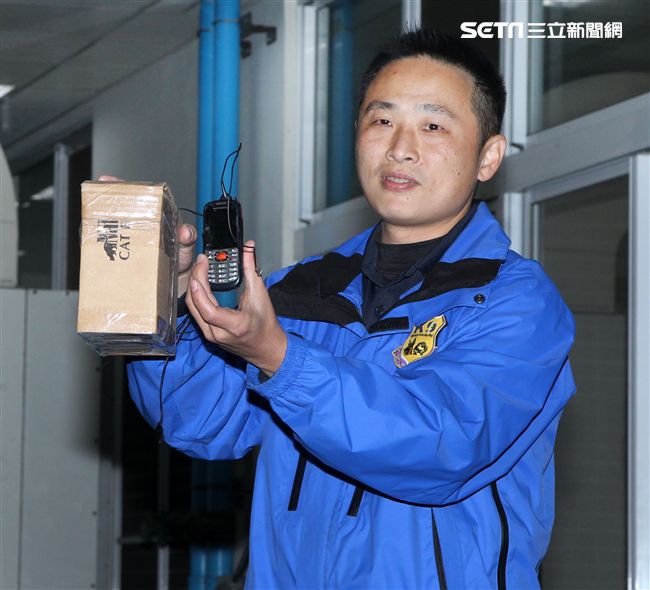 憲兵軍犬分隊進行不同軍犬實施氣味連結、初階搜索、偵爆能力、辦公室搜索、雜物堆搜尋及簡易炸彈爆破等操演。（記者邱榮吉/攝影）