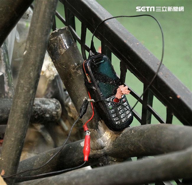 憲兵軍犬分隊進行不同軍犬實施氣味連結、初階搜索、偵爆能力、辦公室搜索、雜物堆搜尋及簡易炸彈爆破等操演。（記者邱榮吉/攝影）