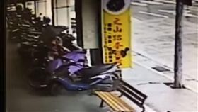 機車,早餐,偷竊,小偷,騎車,順路,順手牽羊,爆料公社
（圖／翻攝自爆料公社）