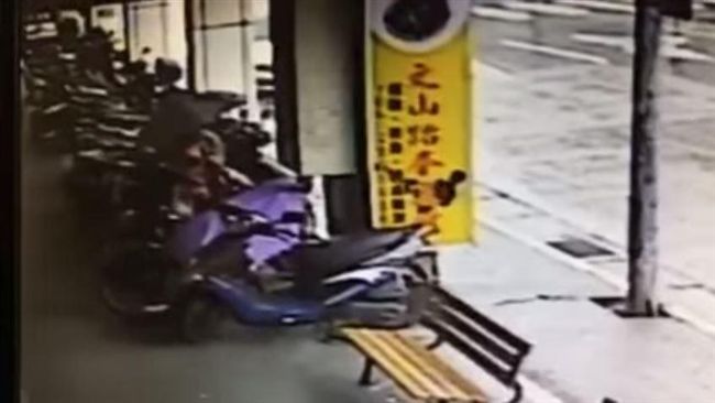 她早餐掛機車前　竟被撐傘路人秒A走
